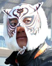 巨人キャンプに謎のマスクマンが出現！（撮影・松本俊）