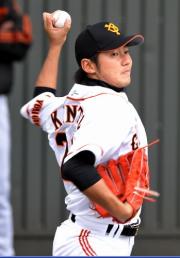 ナックルを投げる金刃（撮影・松本俊）