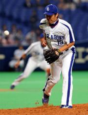 ８回表、根元の打球を右脚に受ける吉見（撮影・桜井希望）