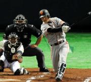 長野は中越え適時三塁打を放つ。捕手田上(撮影・松本俊)