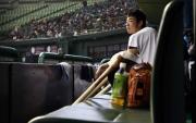 ２回３失点で交代した雄星はベンチから試合を見つめる（撮影・蔦林史峰）