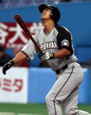 ２回表日本ハム１死二塁、凡打に終わり顔をしかめる中田