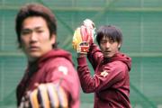 室内でキャッチボールをする岩隈(右)と田中(撮影・岡潤一)