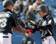 4回表ロッテ2死一塁、2点本塁打を放った荻野貴(右)