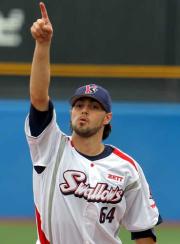 今岡を捕邪飛に打ち取り、ボールを指さすバーネット（撮影・沢野健太）