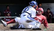 本塁に突入したフィリップスはタッチアウト。捕手前田(撮影・桜井希望)