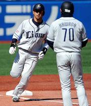 1回表西武1死三塁、右翼越え2点本塁打を放ち三塁ベースを回る中島
