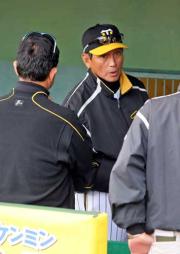 試合後、引き揚げる前にベンチで話し合う真弓監督