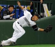 荻野貴の左邪飛の目測を誤り体勢を崩しながら捕球する中田