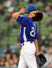 ピンチを招き、天を仰ぎながら帽子で顔を覆うチェン(撮影・松本俊)