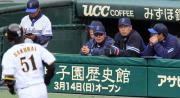 尾花監督（右から２人目）は先制２点本塁打を放った桜井を見つめる