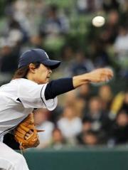 投球する涌井。スピンの利いたボールを右手が追い越す現象が見られる