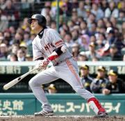 ６回表巨人２死三塁、左越えに逆転の２ラン本塁打を放った坂本