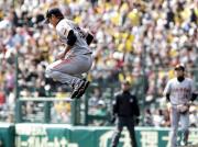 プレーボール直前、大きくジャンプする巨人先発の内海