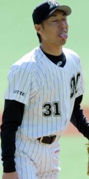 納得のいかないボールに舌を出して悔しがる渡辺俊(撮影・松本俊)