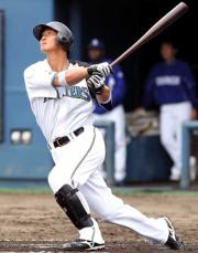 中田は2打席連続本塁打となる左翼場外弾を放つ(撮影・浅見桂子)