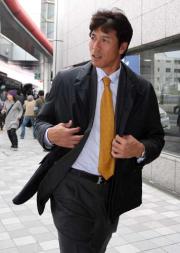 開幕戦に向け福岡空港から北海道に出発する秋山監督(撮影・藤尾明華)