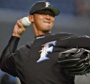日本ハム中田は送球練習を行う(撮影・井上学)