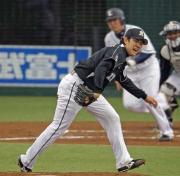 ６回裏西武２死、成瀬は高山に中前打を浴び悔しそうな表情