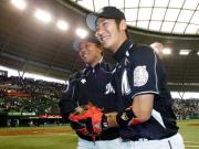 初勝利を飾った西村監督（左）は西岡からウイニングボールを手渡され笑顔