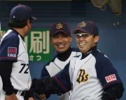 ラッキーなサヨナラ勝ちにベンチで笑顔を見せる岡田監督