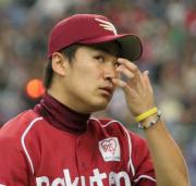 ８回途中で降板する楽天田中（撮影・中島郁夫）