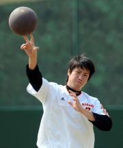 メディシンボールで肩の強化をする山口鉄也
