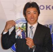 長野アナとの2ショット写真を披露する内川(撮影・鈴木良一)