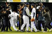 渡辺監督と岸に群がるカメラマンの輪に巻き込まれてずっこける片岡