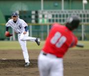 定岡（手前）に３点本塁打を浴びる雄星（撮影・沢野健太）
