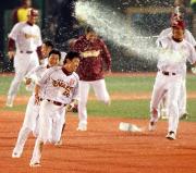 ナインに追い掛けられ水攻めにあう鉄平（撮影・野上伸悟）