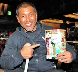 漫画デビューが決まって、「ビジネスジャンプ」を手に笑顔を見せる清原氏