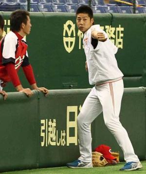 かつて巨人でも守護神として活躍した広島豊田（左）に、投球フォームを見せる東野