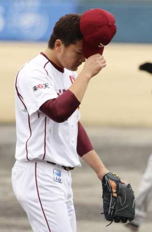 １回表を終え帽子を脱ぎながらベンチに引き揚げる楽天田中（撮影・江口和貴）