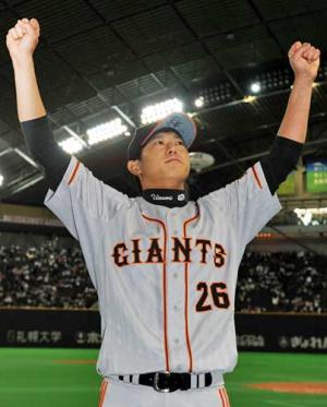 6月13日、日本ハム戦で6勝目を挙げガッツポーズする巨人内海
