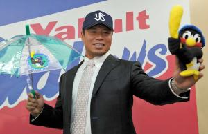 ヤクルトの入団発表会見で岩村はマスコット人形と応援グッズを手にポーズを決める