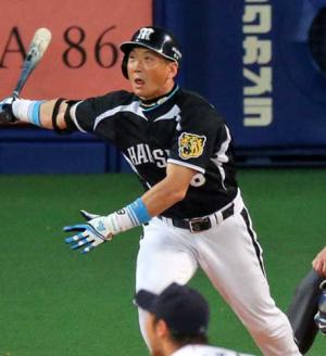 ７回表阪神２死一塁、金本は通算２５００安打となる右二塁打を放った