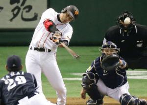 ９回裏巨人１死満塁、山井からサヨナラ左前打を放つ石井（撮影・江口和貴）
