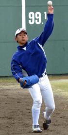 外野フェンス沿いでキャッチボールする駒大・今永(撮影・前田祐輔)
