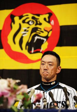 会見中、口元を引き締める阪神金本知憲（撮影・田崎高広）