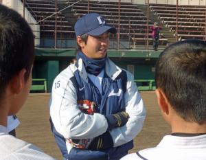 野球教室に参加し、真剣な表情でアドバイスを送る西武大石(撮影・久保賢吾)