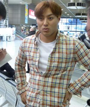 成田空港で報道陣の囲み取材に応じる日本ハムからFAした田中賢介(撮影・中島宙恵)