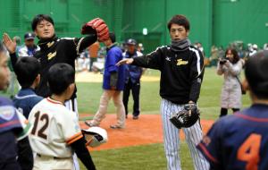野球教室で少年らを指導する渡辺亮（右）と鶴直人（撮影・河南真一）
