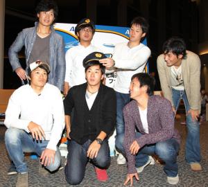 出発前に記念撮影する前列左から中島、斎藤、乾、後列左から西川、谷元、杉谷、中村(撮影・野上伸悟)
