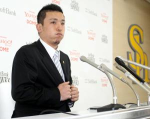 ２度目の交渉で契約を更改し、会見を行うソフトバンク大隣憲司（撮影・藤尾明華）