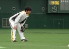 険しい表情でノックを受ける巨人小笠原(撮影・宮下敬至)