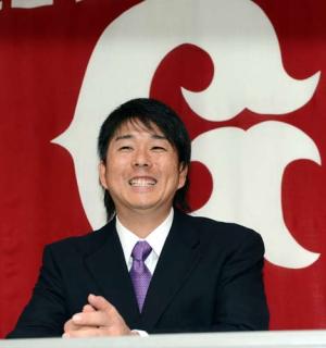 3年契約を結んだ巨人実松は、記者会見で笑顔を見せる(撮影・山崎安昭)