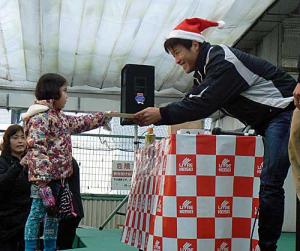 サイン会でファンの女の子に笑顔でサインを渡すロッテ藤岡貴裕(撮影:島根純)