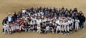 野球教室を終え子どもたちと記念撮影に納まる内川、藤岡ら（撮影・今浪浩三）
