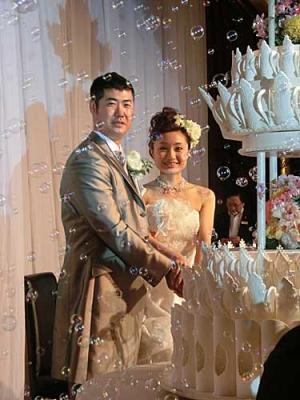 ケーキ入刀で笑顔を見せる広島大竹と杏里夫人